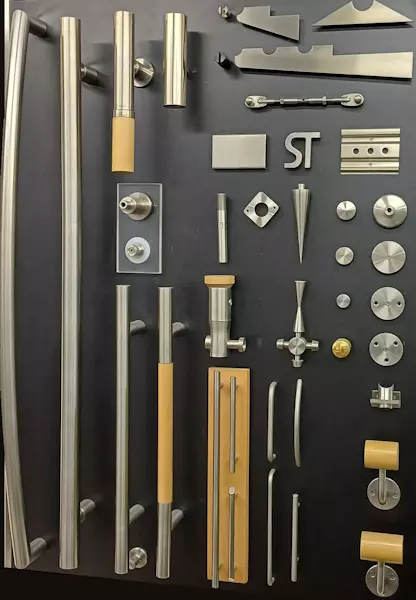 Stadelmann-Design, Metallverarbeitung, Chromstahlverarbeitung, Edelstahl, Mechanische Werkstätte, Baubeschläge, Garderobenhaken, Glashalter, Grabzubehör, Griffe und Muscheln, Hut und Mantelhaken, Möbelbeschläge, Rohrhalterungen, Sockel und Lochbleche, Sonderanfertigungen Fräsarbeiten Dreharbeiten, Stoßgriffe, Tisch und Möbelfüße, Zubehör für Glas, Familienbetreib seit 1994, Handwerker mit Handschlagqualität, Stadelmann Wolfgang in Lauterach, Vorarlberg Stadelmann-Design, Metallverarbeitung, Chromstahlverarbeitung, Edelstahl, Mechanische Werkstätte, Baubeschläge, Garderobenhaken, Glashalter, Grabzubehör, Griffe und Muscheln, Hut und Mantelhaken, Möbelbeschläge, Rohrhalterungen, Sockel und Lochbleche, Sonderanfertigungen Fräsarbeiten Dreharbeiten, Stoßgriffe, Tisch und Möbelfüße, Zubehör für Glas, Familienbetreib seit 1994, Handwerker mit Handschlagqualität, Stadelmann Wolfgang in Lauterach, Vorarlberg